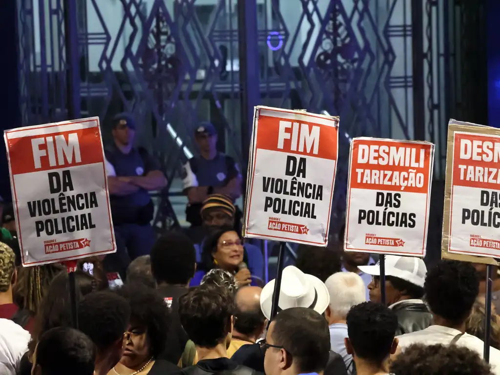Dia Internacional pela Eliminação da Discriminação Racial, a Frente Povo Negro Vivo, composta por mais de 100 organizações da sociedade civil, participa de ato público no Largo São Francisco, em frente à Faculdade de Direito da USP, no Centro de São Paulo. O evento tem como objetivo denunciar a violência policial e de Estado que atinge, de forma desproporcional, a população negra e periférica no Brasil, além de reivindicar o impeachment do governador Tarcísio de Freitas e do secretário de Segurança Pública, Guilherme Derrite. Foto: Paulo Pinto/Agencia Brasil